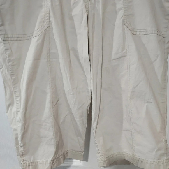 Lane Bryant Light Khaki Color Capri Length Pants in Size 14 - Picture 4 of 11